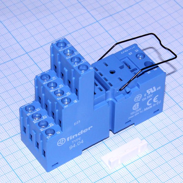 Розетка с винтовыми клеммами с зажимной клеткой