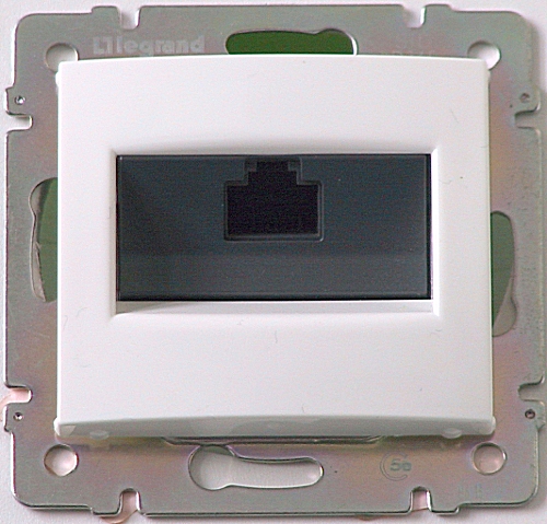 Розетка RJ45 1 выход UTP кат. 5e без захватов белая Legrand Valena